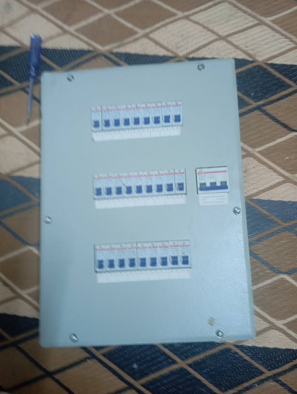 بورد كهرباء للبيع سعر القطعه 50الف عندي 10 قطع اليردهن كلهن بيهم مجال العنوان مدينة الصدر رقم ***********
