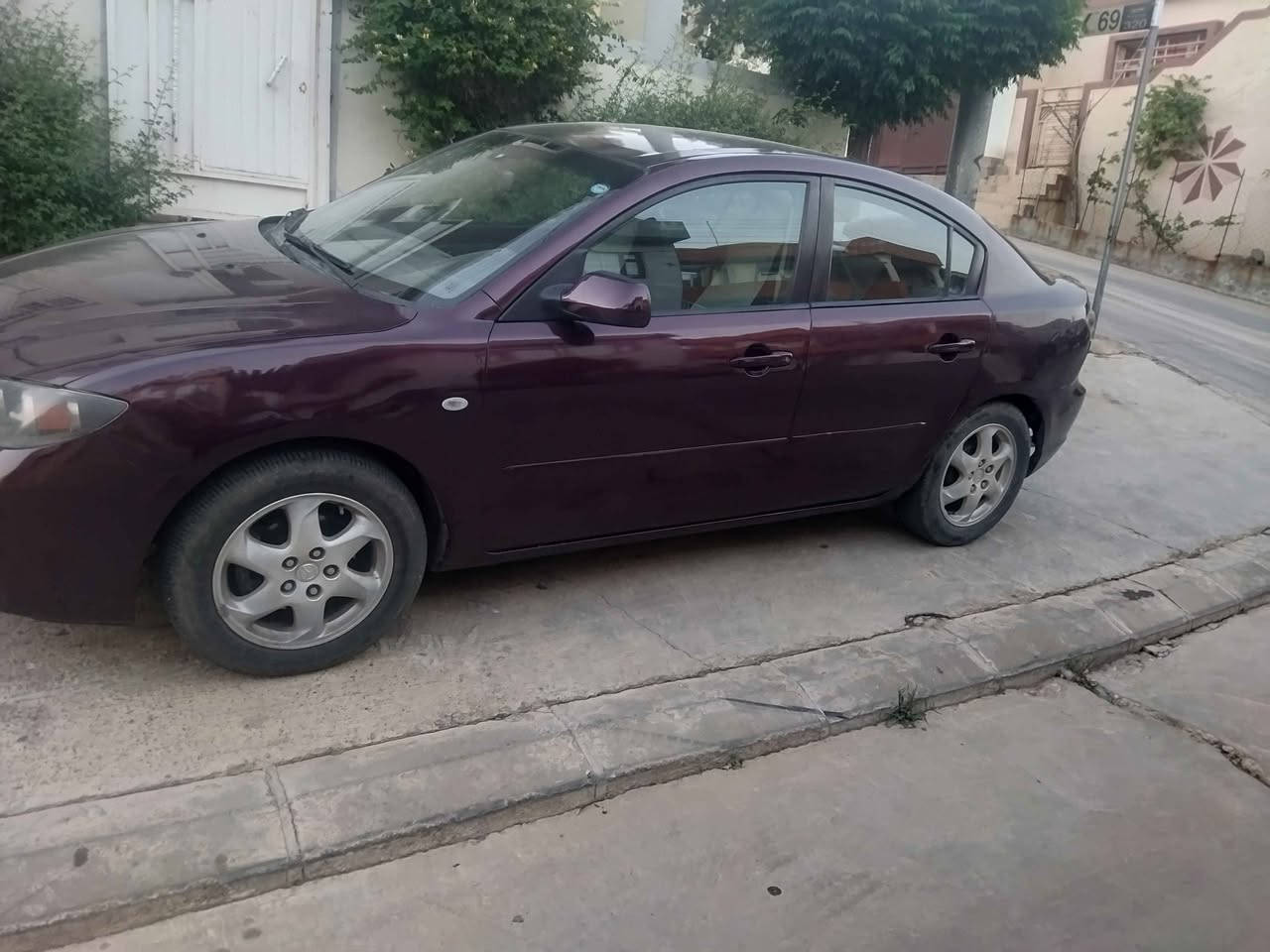 مازدا ٣ مۆدێل 2008 خلیجی مەکینە 1.6l مەرغوب،
سەیارەیەکی زۆر جوان و کەم مەسرەفە، چوارجام کارەبایە و شاشە ئایپادی بۆ دانراوە ئێرباگی نەتەقیوە تەنانەت دەعامیەکانیشی شەریکەن. حیزام کراوە لەسەر کاڵبوونەوە. ڕەقەم سلێمانیە و سەیارەکەش لە سلێمانیە.
ژمارەی مۆبایل: *********** السليمانية, العراق
