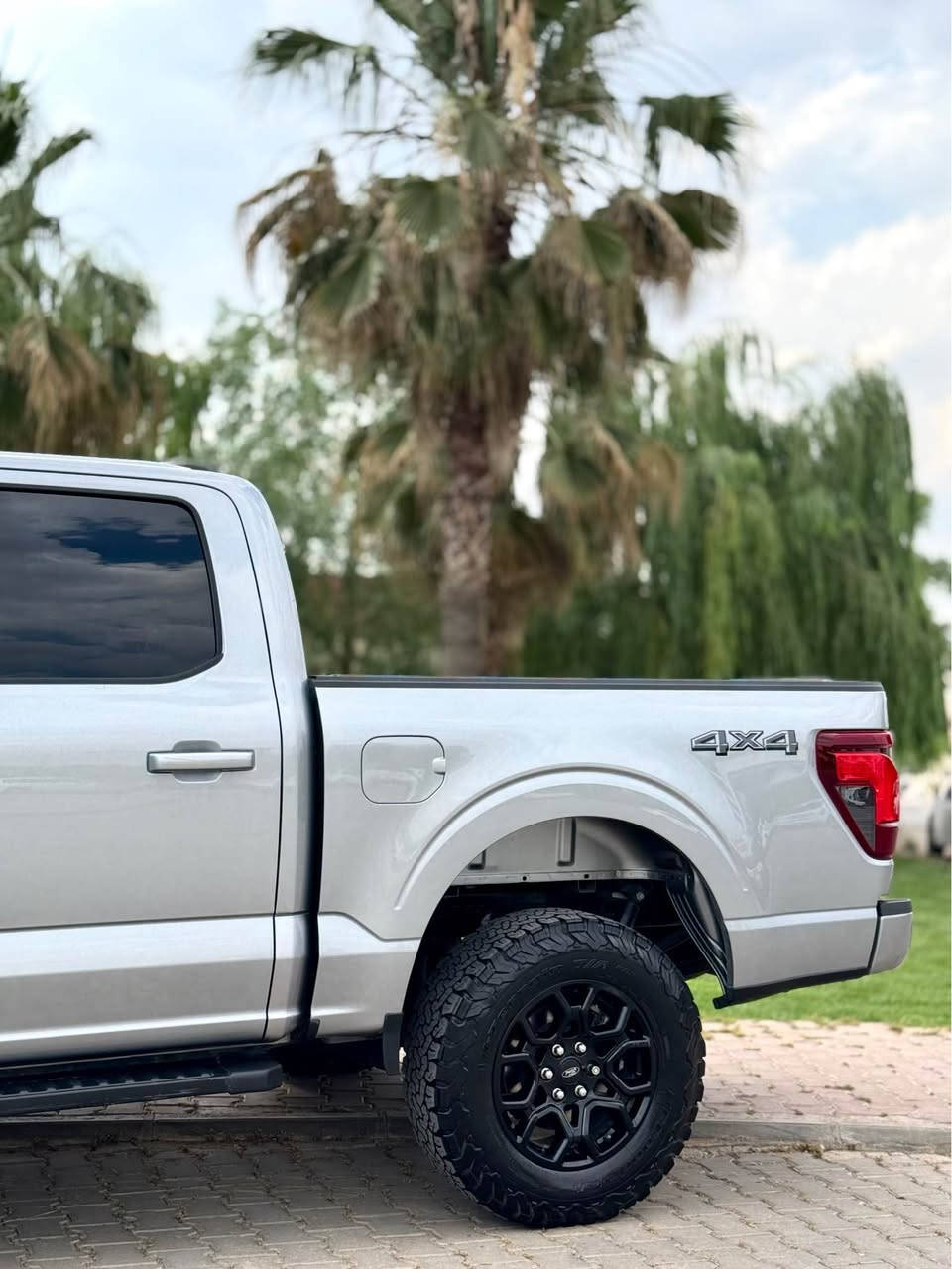 Ford F-150 2024 v8
گێڕ عەرزە سەیارەکە بەس پانۆڕاما نییە کراوە بە لاریات
جۆری مەکینە: 5.0L Ti-VCT V8 (سروشتی بێ تووربۆ - Naturally Aspirated).
• هێزی ئەسپ (Horsepower): 400 ئەسپ لە 6000 خولەک لە خولەکێکدا (RPM).
• عەزم (Torque): 410 پاوەند-پێ (lb-ft) لە 4250 خولەک لە خولەکێکدا
• شاشەکان (ستاندارد): شاشەی ناوەڕاستی گەورەی ١٢ ئینج بە سیستەمی SYNC 4 لەگەڵ شاشەی دیجیتاڵی ١٢ ئینج 
کۆنسۆڵی ناوەڕاست: گێڕەکەی دەچێتە خوارەوە و دەتوانیت کۆنسۆڵەکە بکەیت بە مێزێکی تەخت بۆ نانخواردن یان کارکردن بە لاپتۆپ 
• کامێرا: کامێرای دواوە بە ستاندارد، لەگەڵ بژاردەی کامێرای ٣٦٠ پلە.
‏• BLIS: سیستەمی ناسینەوەی خاڵی کوێر لەسەر ئاوێنەکان، کە تەنانەت چاودێری عەرەبانەی دواوەش دەکات ئەگەر پێوەی بێت.
• Autobrake: ڕاگرتنی ئۆتۆماتیکی ئۆتۆمبێل لە کاتی کتوپڕدا (Pre-Collision Assist).
سەیارەکە پێش و دوای حاسەیە 

تەنها یەک پارچەی بۆیاخە بێ ناوگرتن ئەرباگ سوکان و شان سیستەمە بیلادی 
سەیارەکە بێ مەسرەفەو تاقمێ تایەو ویلی جوانی لەسەرە
نرخی ٣٥٥$وەرەقەو کەمێک مەجال سلێمانی
***********
*********** السليمانية, العراق
