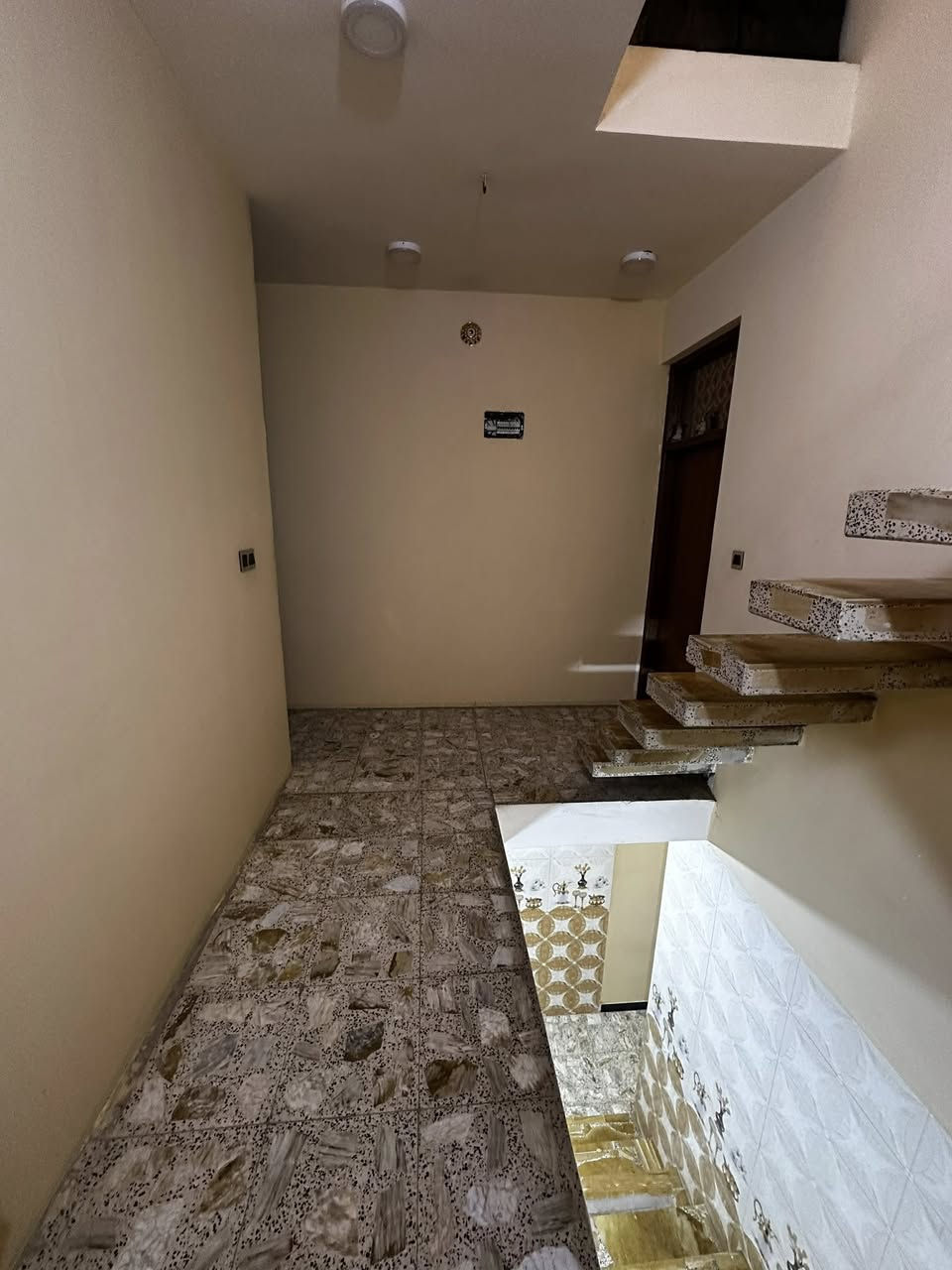 السلام عليكم
بيت للبيع المساحة (80)متر الواجهيه (5)متر النزال (16)متر  شارع مشمشه 
الاستفسار :***********
