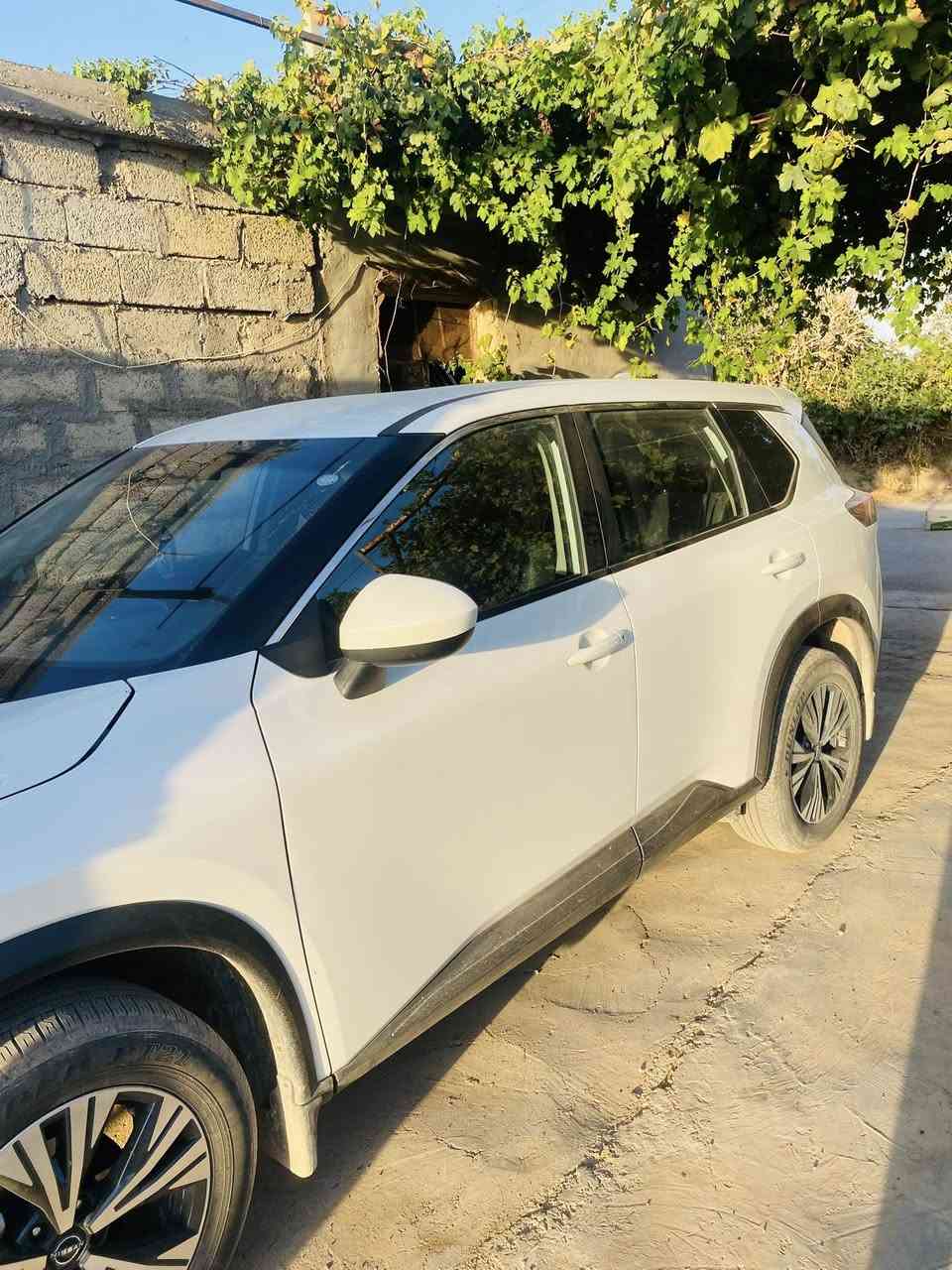 السلام عليكم روج نيسان 2023 رقم سليمانية ضررها شويه بالبونيد  وربع بالجاملغ الباقي كفالة كلين لون ابيض 
ماشية 30 ألف كيلو سياره مال جناي وحيل نضيفه 
السعر 175
للاستفسار ***********
