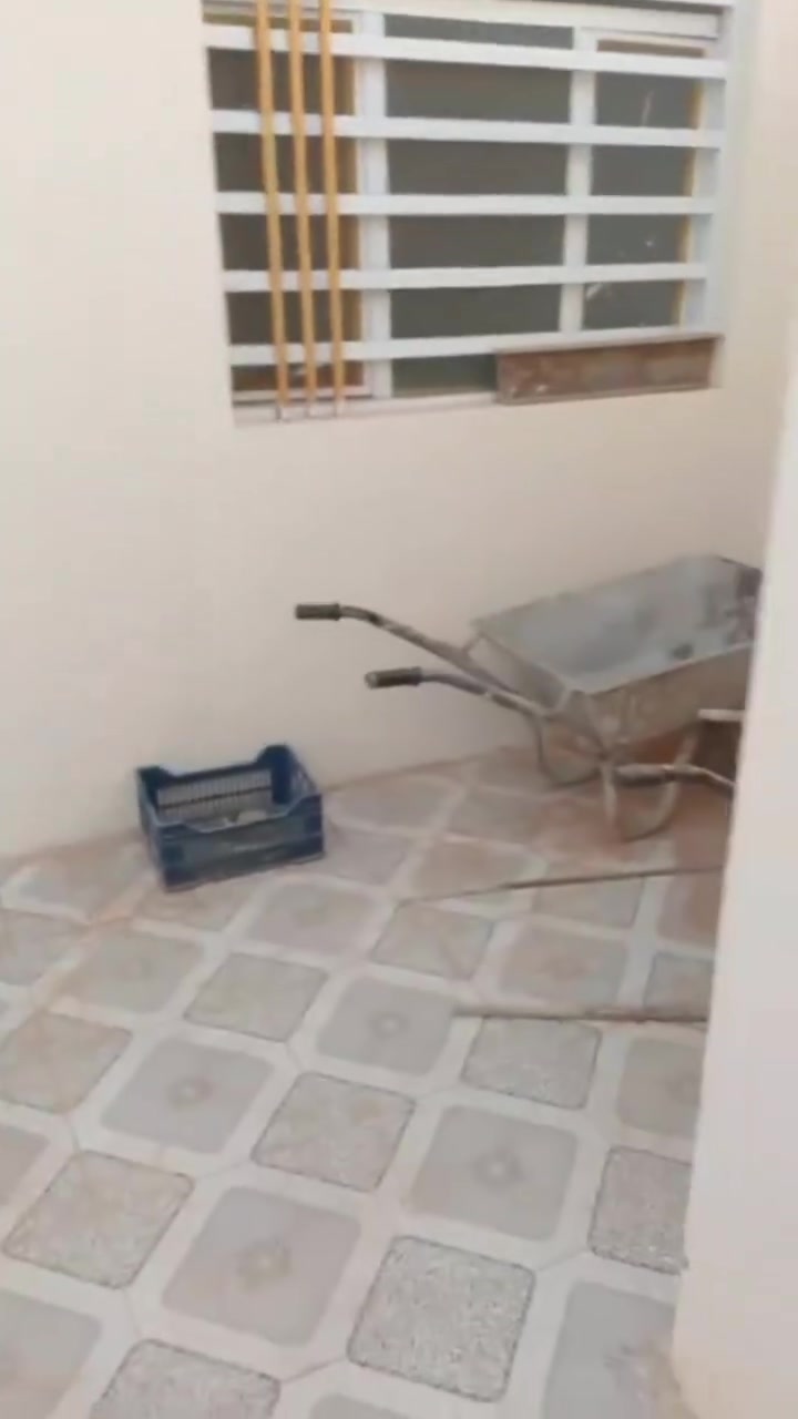 بيت للبيع المساحه 150م بناء حديث صب كونكريت يحتوي على غرفتين وصاله واستقبال ومطبخ وصحيات داخليه وخارجيه الموقع طبر فرعون السعر 42 مليون وقابل للتفاوض للاستفسار مراجعه مكتب التعارف مقابل رشيد العامري او الاتصال ع الرقم ***********
