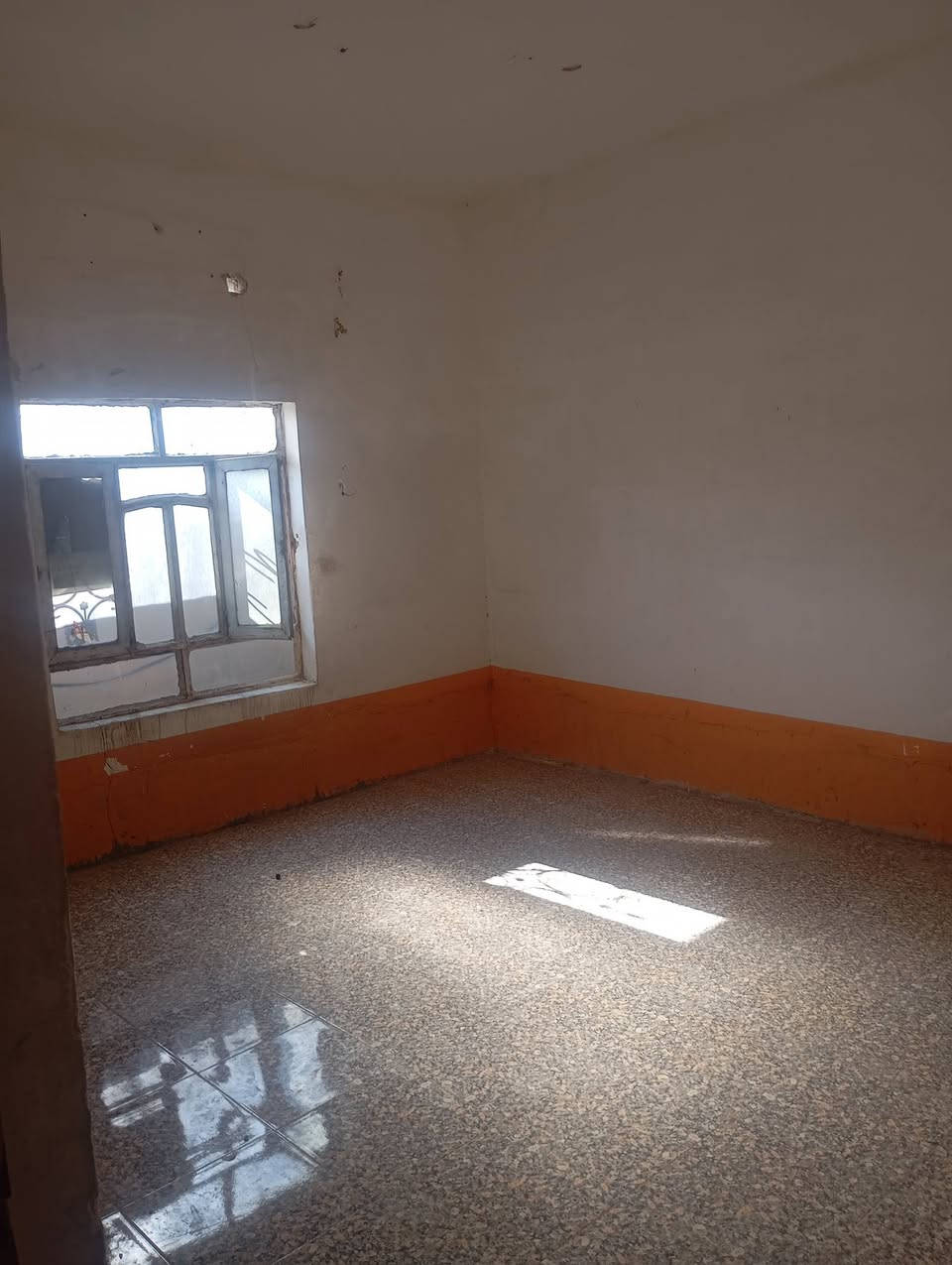 ا
لسلام عليكم 
. بيت للبيع 

الموقع  حي العسكري قرب كاع الفوازين 

. 

نوع العقار  زراعي بكاع الفوازين 

. 

 مساحه 200 البيت 

. 

بي غرفه 

صاله 

مطبخ 

استبقال 

حمام داخلي 

سعر البيت 18 بيع سريع متوازين عليه تم انزال سعر بسبب ضرف 

رقم الهاتف ***********
