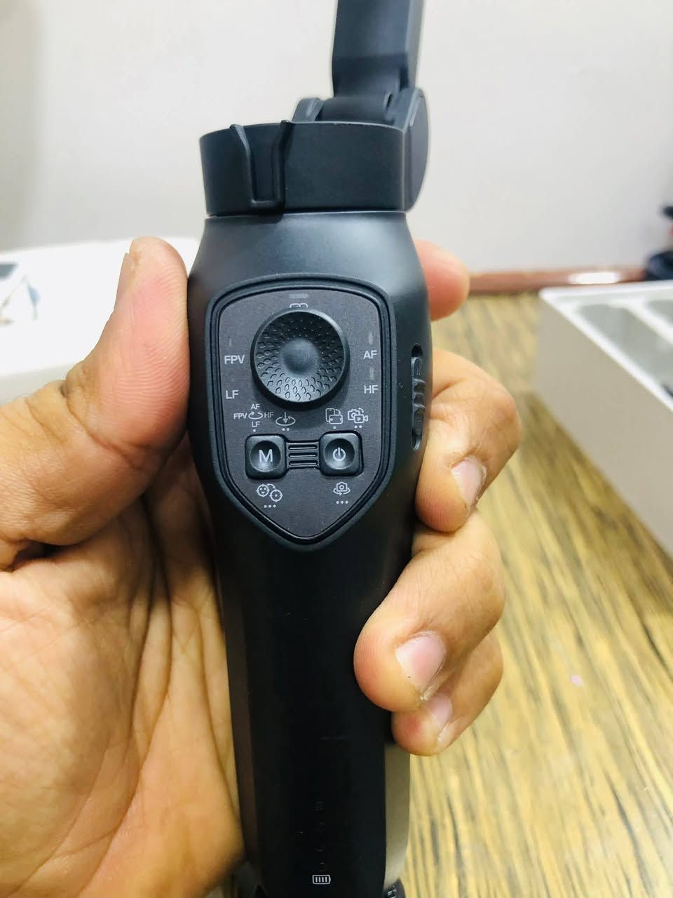 هذا الجهاز هو مانع اهتزاز (Gimbal) للهواتف الذكية من نوع Comitok L7C Pro، ويتميز بخاصية التتبع بالذكاء الاصطناعي (AI Tracking)
أهم مميزات الجهاز:
ثبات بـ 3 محاور: يضمن لك تصوير فيديو ناعم جداً وبدون اهتزازات مزعجة.
تتبع الذكاء الاصطناعي: يلحق الوجه أو الجسم تلقائياً أثناء الحركة، وهذا مفيد جداً إذا كنت تصور نفسك "فلوق" (Vlog).
عجلة تحكم جانبية: تسمح لك بالتحكم في الزووم (Zoom) أو التركيز (Focus) يدوياً.
تصميم قابل للطي: سهل الحمل في الحقيبة ومناسب للسفر.
البصرة/المعقل
السعر 120
***********
