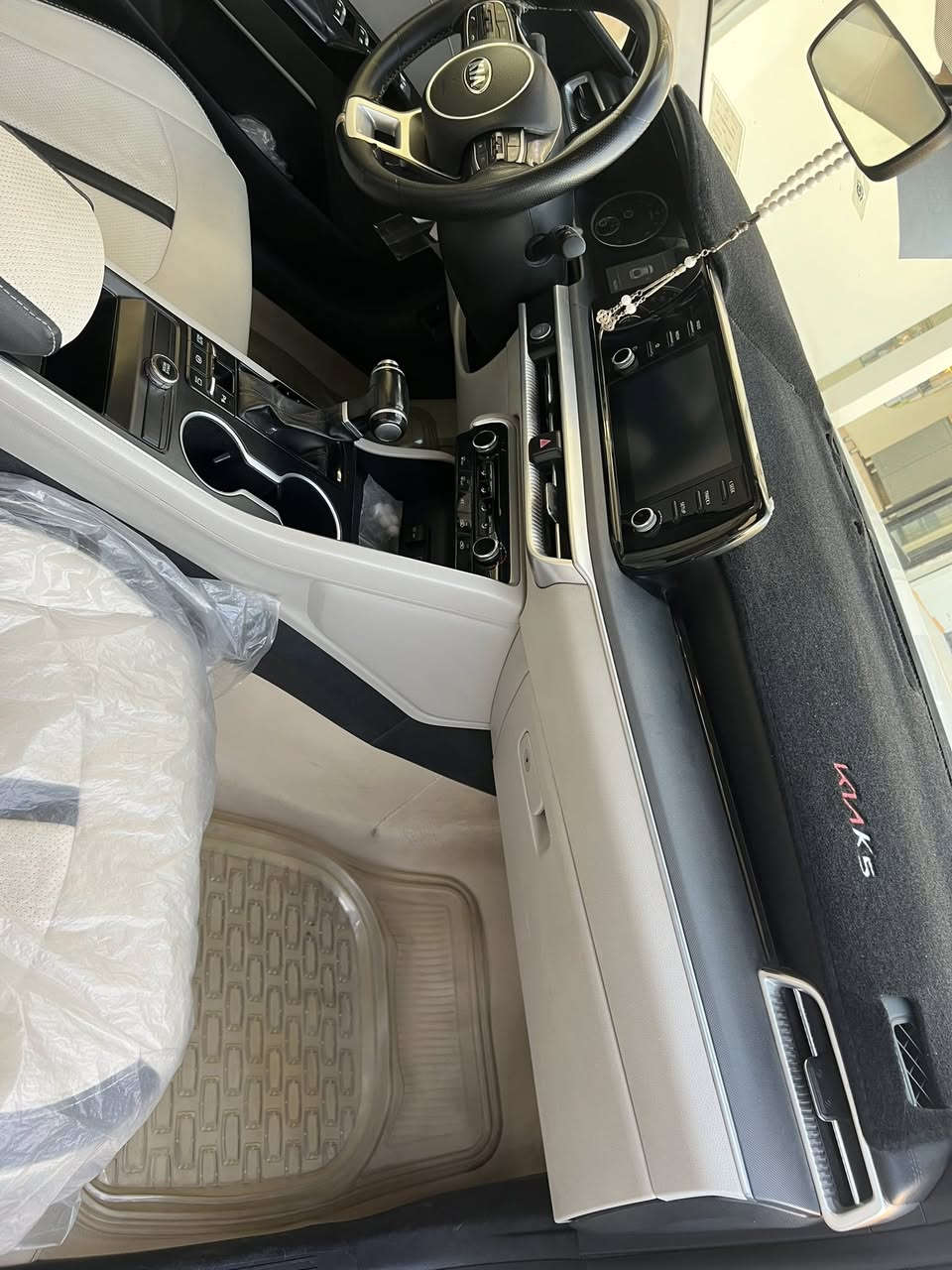 السلام عليكم
للبيع كيا K5 2021 
خليجي محرك 2500
داخل لونين
بصمه ابواب
بصمة تشغيل
بصمه جنطه
جنطه ذكيه تفتح عند الاقتراب
حساس امامي
حساس خلفي 
٥ انظمه قيادة
اوتو هولد
شاشه اعطال
شاشة كبيره كامره دواره 
اشاير بالمري
مري تفتح وتقفل عند الاقتراب
تبريد منفصل 
كامره view
السيارة ادامه كامله لمنظومه البانزين 
بيهه صبغ الجاملغ الامامي اثر طخه خفيفه وانصبغ
وبيهه رصعات ثنين بالباب ووحده بالبنيد وبارد 
***********
***********
