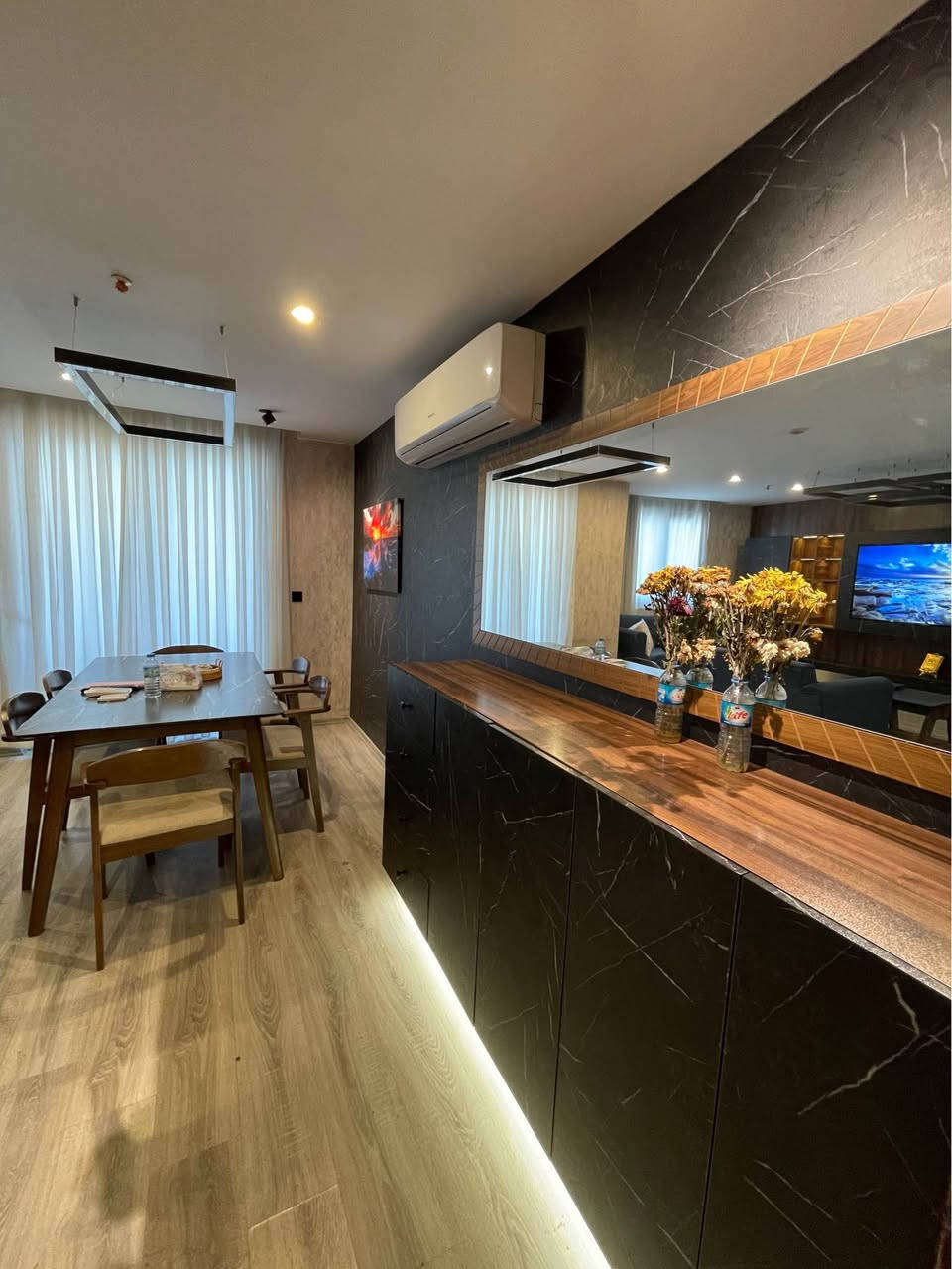 شقة مفروشة للإيجار 
ثلاث غرفه و صالة
٢ حمامات 
مخزن و بلکون 
المساحة ١٨٩م 
السعر ٨٠٠$
————————-
شووقەی ڕاخراو بۆ کرێ
سێ ژوور و هۆڵ
دوو توالێت و حمام 
مەخزەن و بەلەکۆن 
ڕووبەری ١٨٩م 
نرخی ٨٠٠$

بۆ زانینی ناو نیشان و زانیاری زیاتر 
0750 374 7727 أربيل, العراق
