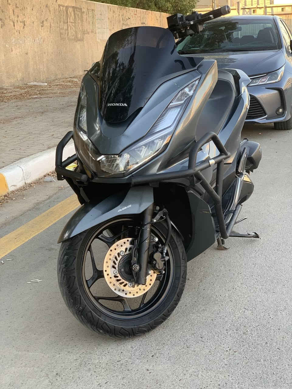 سلام عليكم Pcx جيل رابع وراد فيتنامي 

دراجة صالها شهر نازله من رمبه جديده جديده كلش ماشيه 11 الف دراجه زيرو مكفوله كفاله عامة مكينه ناعمه وبيها شلعه تشك كاع حساس زدحام حساس ستان حساس ABS حساس T درع اصلي عليها درجه جاهزه وتتخبل مكاني بغداد شراي يتصل وبخدمته *********** لمو شراي لا يتصل ويتعبني
