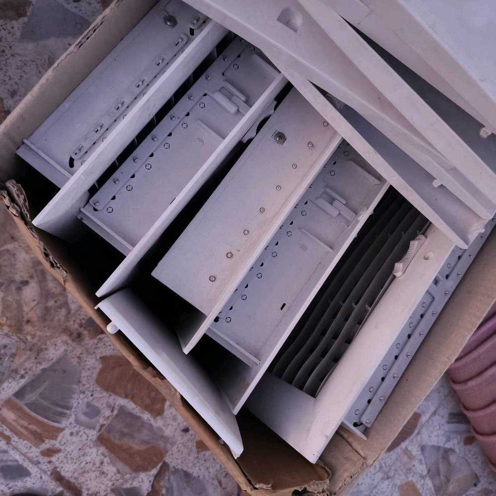مرشحة وسبلت حراري جداري و5 شبابيك مبردة مركزية قياس 35 مربع ومكنسة امبليون الباب الاول تنظيف مائي وجاف وزوليتين قياس 4 *4 و قياس 4*5 كله شغال ونظيف مستخدم قليل..
وين موقعك بالعراق حتى أضيفه بالوصف، وهل التوصيل أو الاستلام من المكان؟: 
كركوك واسطي
الغرض كله مستخدم قليل ونظيف، بس أكو أي قطعة تحتاج صيانة أو تبديل بسيط قبل البيع؟: 
نظيف ٩0 بالمية
السعر شكد تريد بيه؟ وهل قابل للتفاوض أو تبيع كل قطعة وحدها لو دفعة وحدة؟: 
نعم