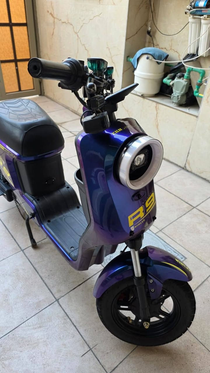 السلام عليكم دراجة R9 للبيع 2025 دبل إشارة بلوتوث خمسة باتري كبير 32 امبير السعر 475  وبيه مجال الدراجة اخت الجديدة الرقم ***********
