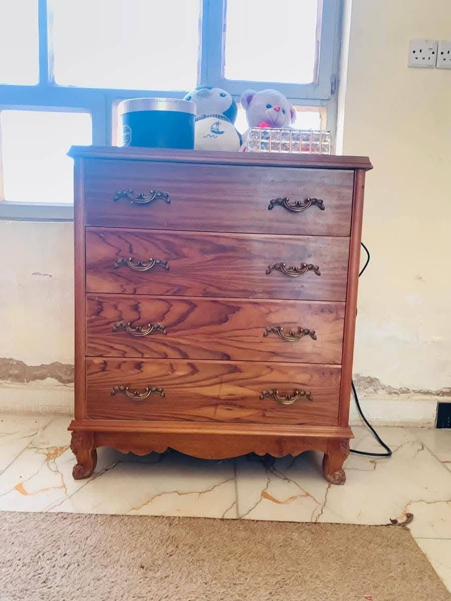غرفة عراقية چعب.غزال تفصال عراقي بيبان الكنتور سلايت وباب خانات بس بيها لمراية مال ميز تواليت مكسورة تصلح وأي نقص مابيها صار سنتين من فصلتها  من اشتريتها رايدتها ب ٨٠٠وبيها مجال
***********
غرفة عراقية چعب.غزال تفصال عراقي بيبان الكنتور سلايت وباب خانات بس بيها لمراية مال ميز تواليت مكسورة تصلح وشويه ابني بجداحه كومدي يصلح  وأي نقص مابيها صار سنتين من فصلتها  من اشتريتها رايدتها ب ٨٠٠وبيها مجال
