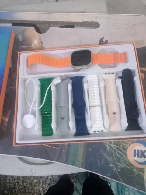 مميزاتها ساعه الكترونيه ذكيه لمس فيها تطبيقات وفيها سبع سيوره 
