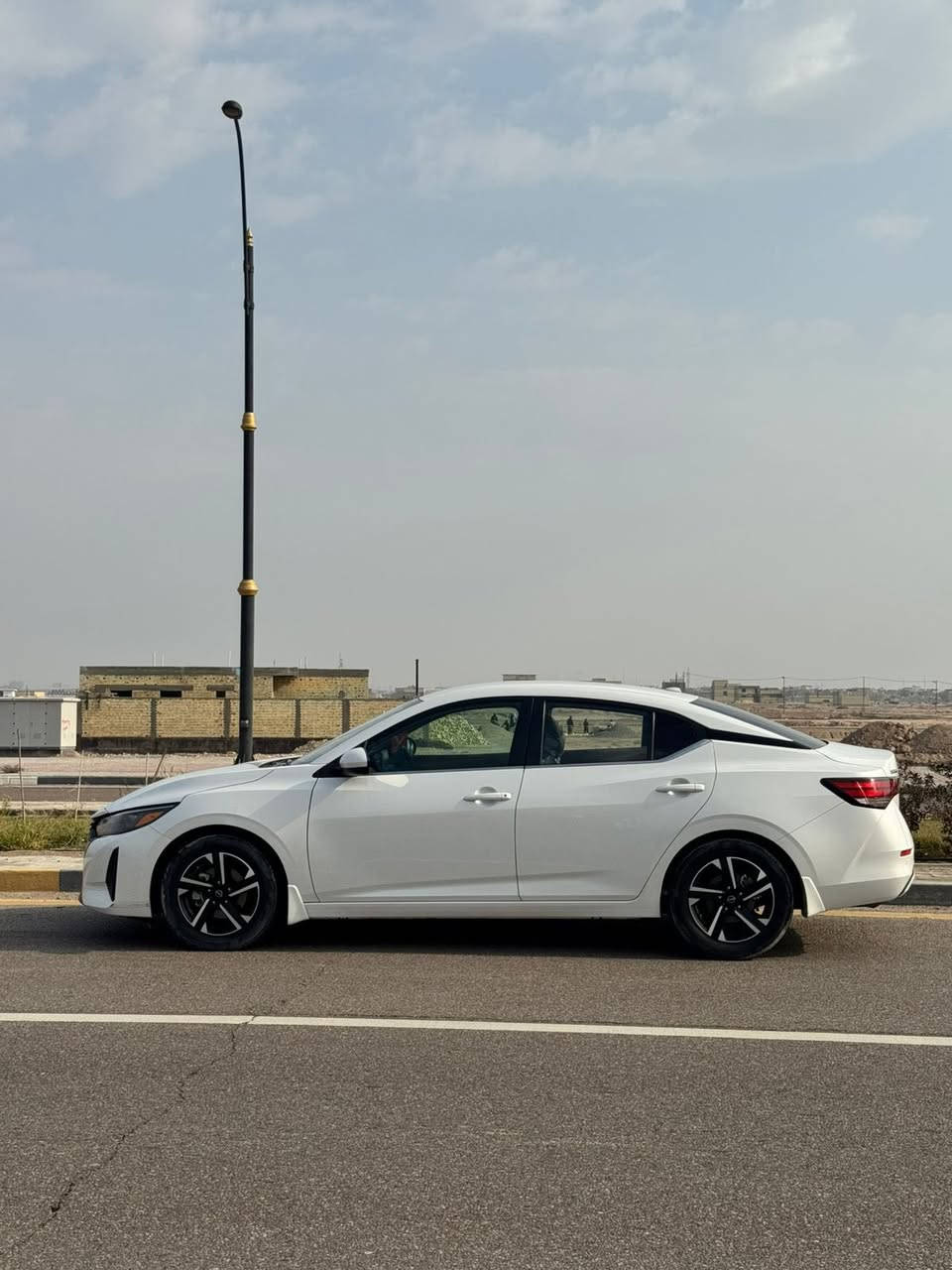 سلام عليكم نيسان سنتره مديل 24 فئه SV  ماشيه 48 تحكم ستيرن تدفئه تبريد شاشه جبيره ستخدام شخصي من البيت الدوام رقم معوقين لمعوق بحمدان بلبصره ولد شاب الون ابيض صدفي السياره مكفوله كفاله عامه ماعده بارد كد اصبعين فقط محرك كير كله كفاله شرط السونار ولفحص  سياره جديده وحله من الصوره محرك 2000 مكاني بصره الزبير ***********السعر 155 وبيه مجال
