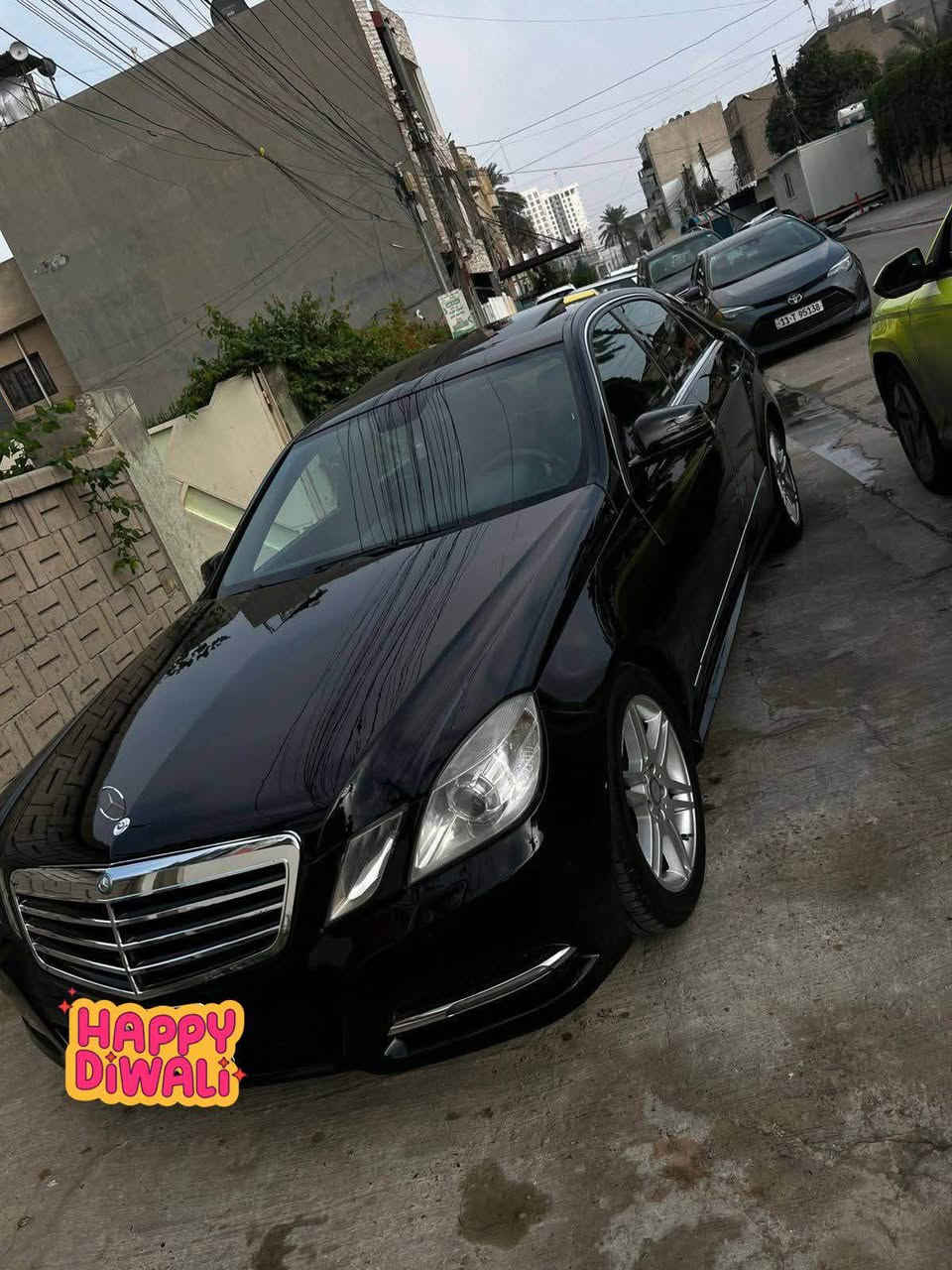 مرسيدس E350 
موديل 2012 
رقم صلاح الدين 
السياره فول
داخل اسود 
فتحه
تحكمات 
كت وويل 18 AMG
السياره جديده جدآ من الداخل والخارج
ومصروف عليهة هوايه
بيها قطعتين صبغ الجاملخ الامامي والخلفي جهه اليمين اثر جراد
مكاني بغداد 
السعر 185 وبيهة مجال
*********** بغداد, العراق
