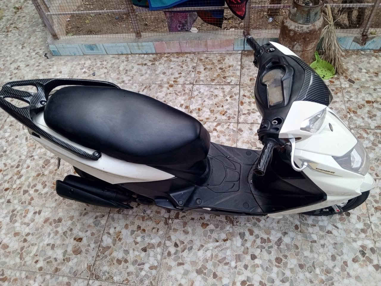 للبيع السعر 350 الف وبيه مجال مكاني طويريج 
***********
