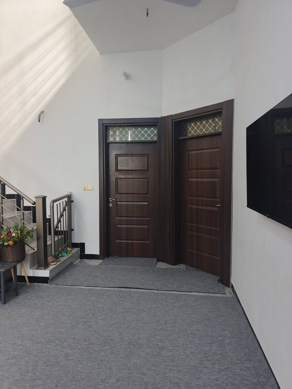 ‏دار حديث للبيع 140 متر مع حديقه جانبيه 130 متر
‏بناء جديد 2025
‏كافة الخدمات واصلة لباب البيت 
‏خط مولد ذهبي
‏
‏المكان / الإمام عون (ع)  مقابل محطة الوقود على الشارع العام يبعد 100 متر عن الشارع
‏طريق بغداد كربلاء عامود 248
‏الجنس زراعي مشمول بالطابو 
‏
‏التفاصيل :
‏
‏استقبال 
‏مطبخ
‏صاله
‏غرفتين نوم. وحده نظام سويت غربي
‏حمامات داخليه . . . شرقي وغربي
‏حمام خارجي
‏
‏البيت بي نظام دكت مبرده 
‏
‏السطح شتايكر 
‏
‏الشبابيك ألمنيوم 
‏
‏اتصل 
‏السعر 90 قابل للتفاوض
‏***********
