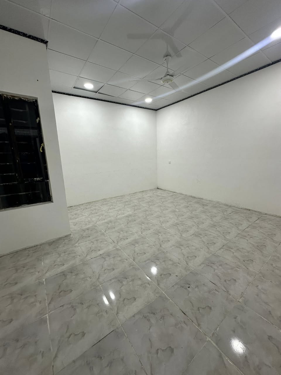 شقة طابق ثاني للإيجار في حي سومر مساحة
100 متر بناء حديث فول سيراميك بورسلين 
زيرو غير مستخدمة 
تتكون من غرفة نوم كبيرة وهول واستقبال وصحيات ومطبخ 
السعر 250 بيها مجال 
الماء والكهرباء على صاحب البيت
موقع مميز قرب مطعم سومر

للاتصال والاستفسار ***********
      ***********
