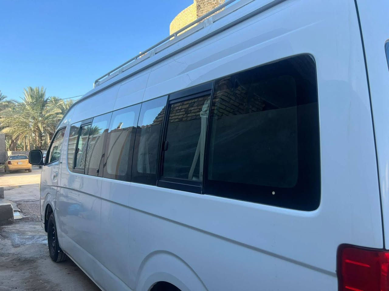 جنبي عالي H2 موديل2017 كير ومحرك واكسن مال هايسه ضربتها مثل الي بالصوره والباقي مباوك بيها وبيها بارد بالباب الاسلايت شي قليل حداديه جاهزه السيارة بأسمي ثاني يوم احولك الرقم بغداد مامتواجد ع فيس فقط ع رقم:*********** السعر:(145) وبيها مجال قليل
