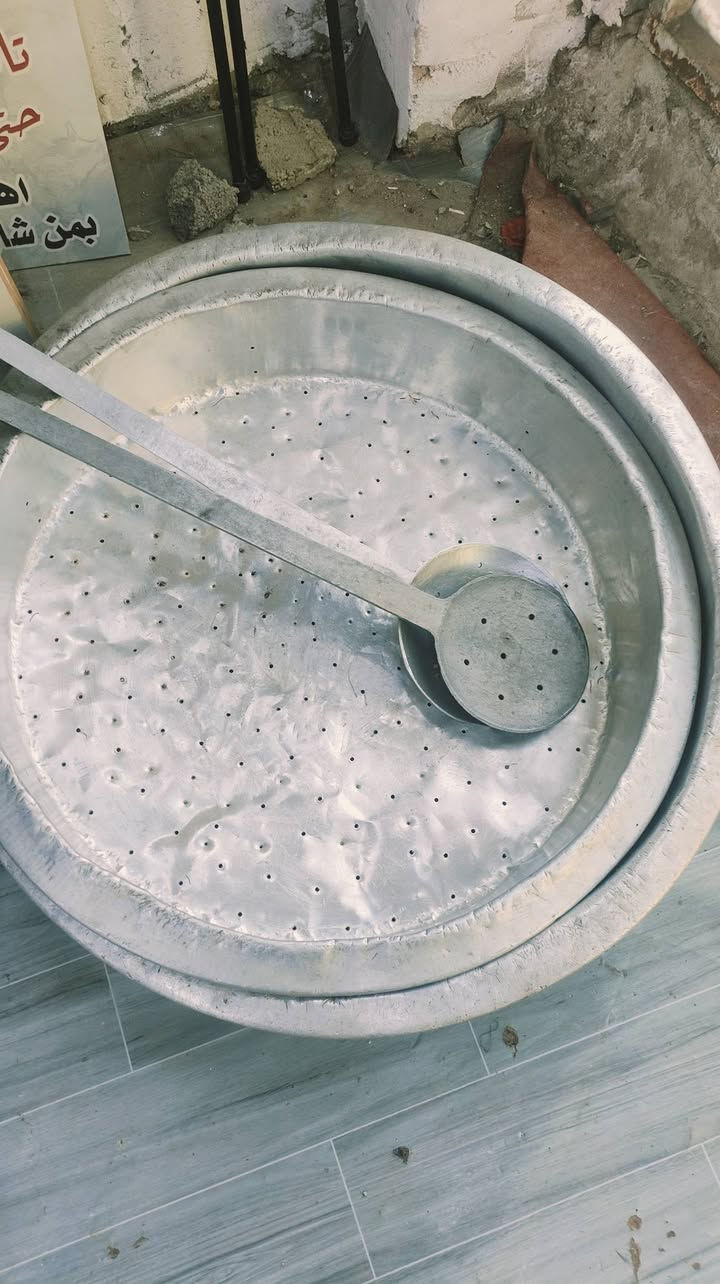 ٢٥ميز اخضر
٤جدوره عراوي قياس٩٥ 
طباخات عدد ٨
صواني عدد  ٥٠ دائر ومستطيل ثقيل
ابيع شلع مابيع مفرد بغداد العبيدي
للاستفسار ***********
