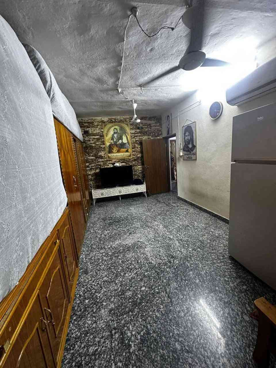 سلام عليكم بيت للبيع في منطقت العبيدي شارع يوسف قرب اسواق ابو فراس مساحه 200م ع شارعين الطابق الاول يحتوي على ستقبال وهول وصاله وغرفه منام ومطبخ والطابق الثاني يحتوي على ثلاث غرف نوم +حمام وتوليت رقم الهاتف ***********
