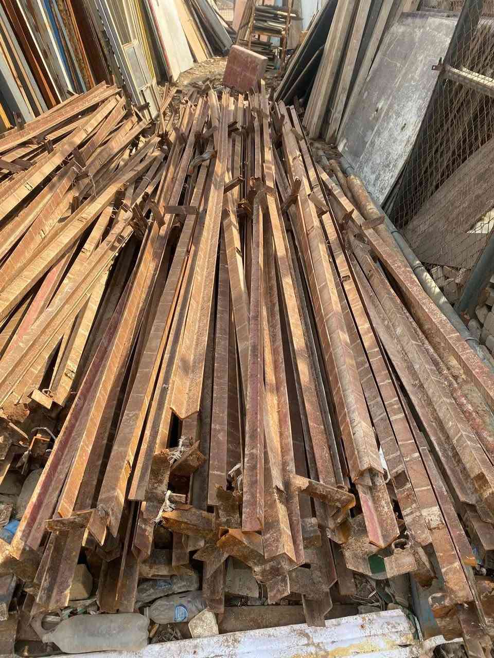 سلام عليكم زوايا للبيع الطول 6م و 4م (6ملم)  ام الانجين العدد 1200م المكان بغداد للاستفسار  ***********
