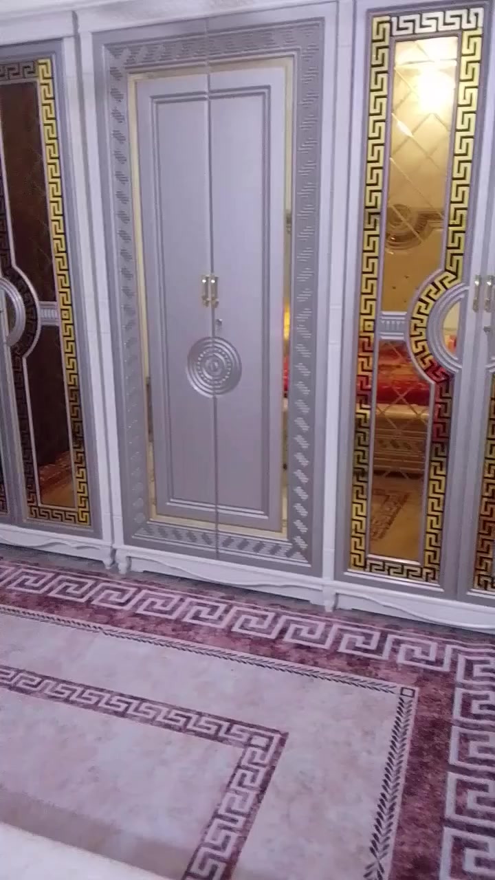 السلام عليكم غرفه للبيع عراقي الوان جديده صارله شهرين حته ما مستعمله 6 ابواب كله جديده كلش مستعجل عل بيعته السعر مليون 300 قفل 🔒 العنوان بغداد حي اور ***********
