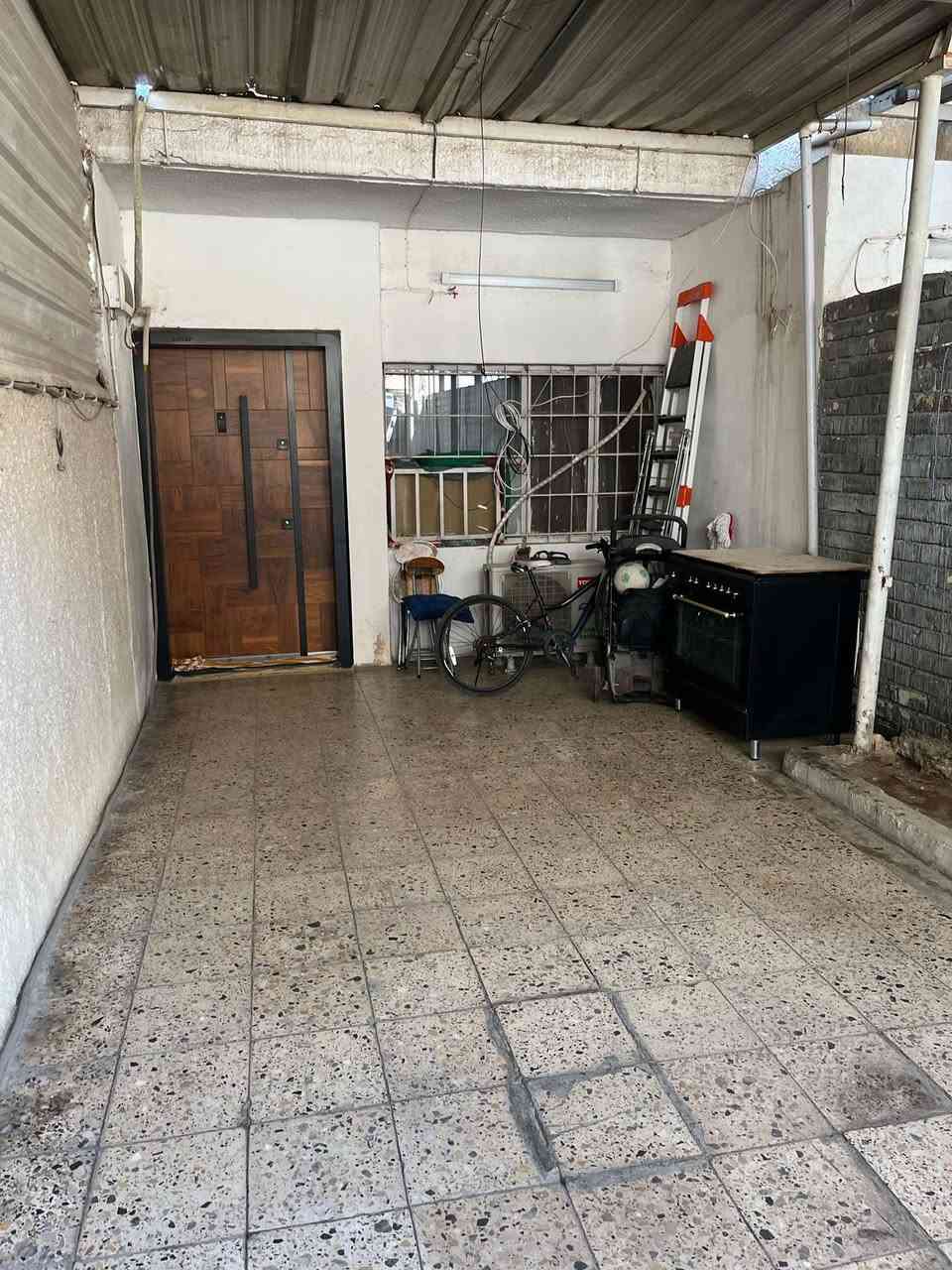 السلام عليكم
بيت طابو ملك 80 متر الواجه 4 والنزال 20 طابقين  الأول  كراج كبير للسيارة وصالة وحولي مطبخ وحمام والطابق الثاني 2 غرف نوم
مكاني البلديات دور العمال
اي استفسار هذا رقم 
***********
