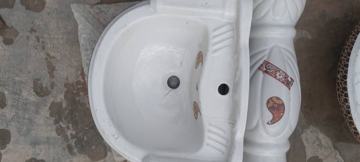 ثلاجةتحتاج فقط غازسعر 40 ومغاسل عدد3 سعر50 وطباخ شغال سعر 40 ومجموعة اصباغ سبراي اكثر من لون صندوك 15 .شراي  يراسل او يتصل  ***********
