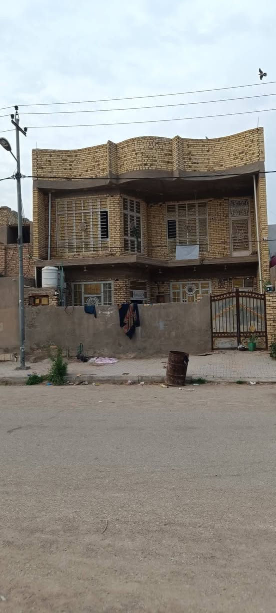 على بركة الله تعالى 
بيت للبيع في منطقة حي الجهاد امام شارع ٤٠ وجانبه شارع بيت صبر الرئيسي وخلفه شارع فرعي وفق الصور ادناه 
للإتصال ***********
