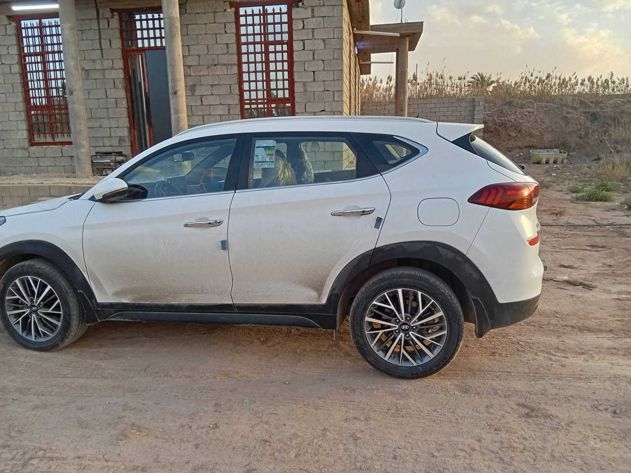 السلام عليكم توسان موديل 19فول مواصفات ماعده البنرامه الكاصد 5عدسات ماشيه 51 حقيقي  خليجيه رقم بغداد دوالي بسمي بيه جاملق امامي ايمن وصبغ قليل بكصه القماره وقليل بتكمه الاماميه السعر 175 وبيه مجال قليل ***********
