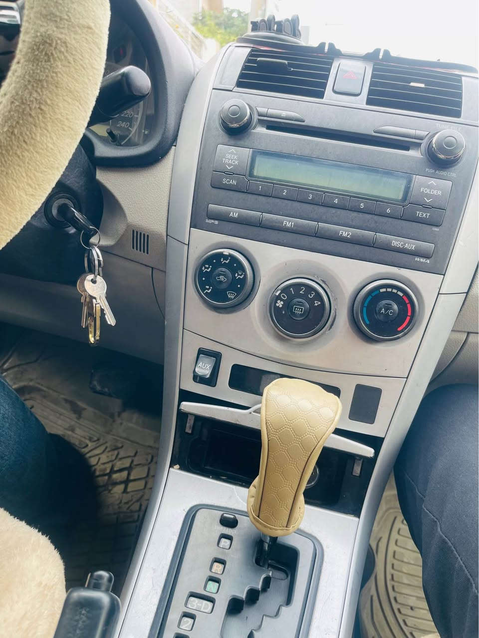 رولا تکسی 2013 بیلاد تکسی
10 پارجە
مەچینە گەورە تۆماتیك
جەمپەکی پشتی هەیە پێشی کەپسە
گێر و مەچینە بەشەرەت 
تەحویل و وەکالە بەشەرەت بەناوی خۆمانە 
*********** أربيل, العراق
