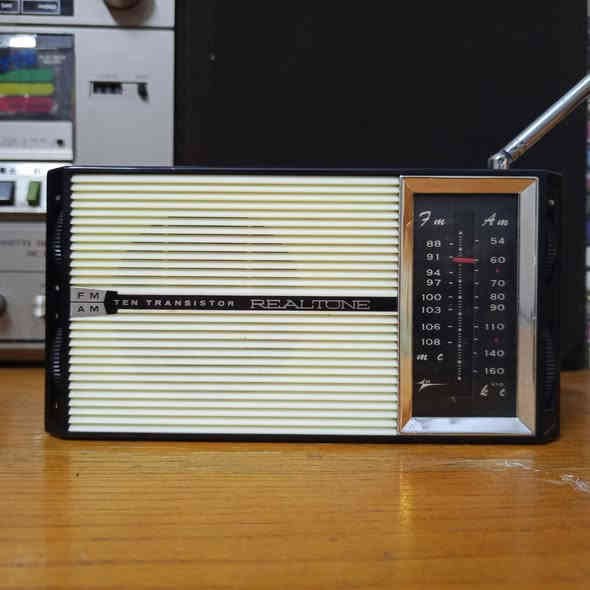 تحفه من اندر اجهزه يابانيه
راديو REALTONE
انتاج اليابان 1963
جهاز موجتين FM AM 
سحب ونقاوه صوت جدا قوي 
يعمل بطاريات 4 قلم 
الاستفسار مراسلة الصفحه 
أو الاتصال***********
