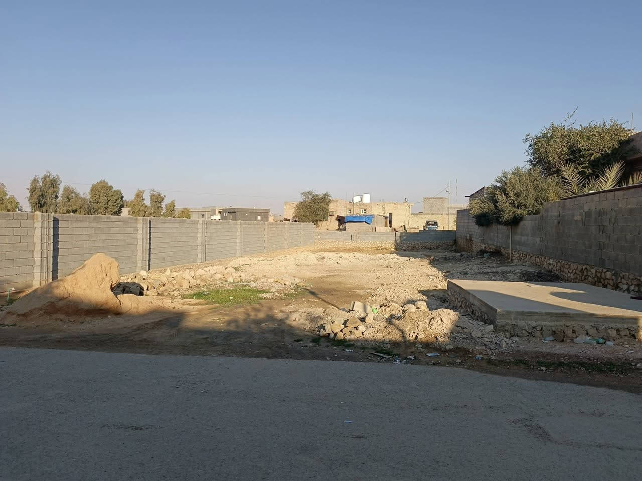 السلام عليكم قطعة أرض للبيع رقم مسجله بالبلديه مساحه ٥٣٠م واصل ماء وكهرباء وتبليط مكانها السبحاني قرب جامع الخطيب سعر ١٨ مليون وبي مجال الرقم ‏‪***********‬‏
