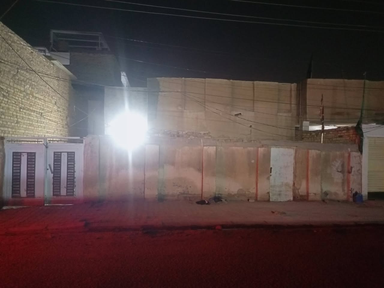 دار للبيع في حي العسكري منطقة ل 4 تالاف شارع مقابيل أسواق ادم شارع 12م 
المساحه 220م
بناء قديم سعر عرصه يباع منه 100م او 120 او كامل للستفسار مراجعه عقارات ابو مصطفى العبودي 
***********
