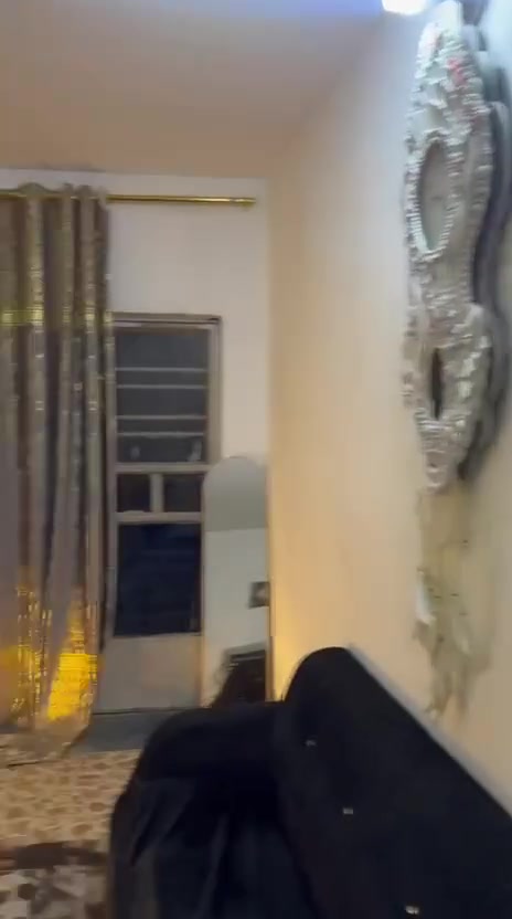 السلام عليكم شقه طابق ثالث للايجار نضيفه غرفه وهول ومطبخ وخدمات الحريه شارع الدور العريض بدون دلاليه للاستفسار اتصل بهذا الرقم ***********
