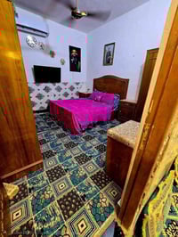 بيت ١٠٠متر يبعد عن المدرسه  متر ٣ غرف صاله واستقبال وصحيات خدمات كاملة...