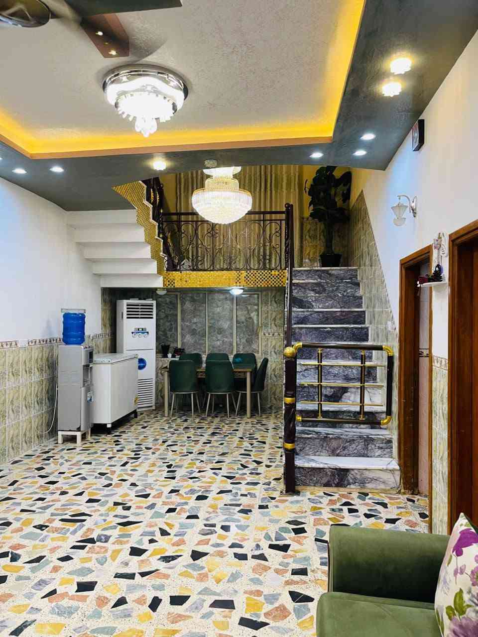 #فرصة_مميزة لسكن راقي ونظيف دون حاجة للترميم
#للبيع_بيت_طابو_صرف
#مساحة البيت 250 متر (طابق واحد)
الواجهة 12.5 متر والنزال 20 متر 
#الموقع:- حي العسكري -مقابل بيت لوفي موقع مميز وخدمات متكاملة

#يحتوي البيت:
🔹 #استقبال واسع ومطبخ
🔹 #صالة كبيرة بمساحة (10 × 4) متر.
🔹 #غرفتين_نوم بمساحات ممتازة (كل غرفة 5 × 4.5) متر.
🔹 #حديقة_جانبية وأمامية تضفي إطلالة جميلة للبيت.
🔹 #طرمة وصحيات متكاملة
🔹 #ترك (ممر جانبي) بعرض متر ونص
🔹 #بيتونة_كبيرة ومساحة استغلال ممتازة
البيت بناء درجة أولى، جاهز للسكن الفوري وترتيبه جداً حلو 
التفاصيل كما موضح بالصور أدناه 🔻🔻
#للأستفسار مراسلة الصفحة او الاتصال:
‭***********                
***********
