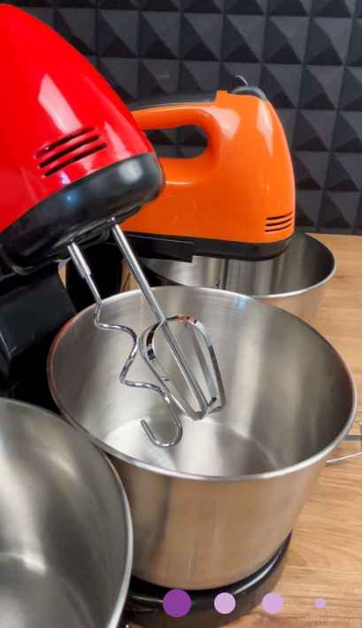 خلاط و عجانة من راف

الاستخدامات:

خفق البيض والكريمة والعصائر.

عجن العجائن الخفيفة مثل عجينة الكيك أو البيتزا.

تحضير الحلويات والمخبوزات المنزلية بسهولة.

مثالي للاستخدام اليومي في المطبخ بفضل تصميمه الثابت.

المميزات:

قوة عالية محرك بقدرة 270 واط لخلط سريع وفعال.

تحكم دقيق : 7 سرعات مختلفة تناسب كافة أنواع التحضير.

تصميم عملي : يحتوي على وعاء ستانلس ستيل بسعة 2 لتر مقاوم للصدأ.

خلاط يدوي ثابت : يمكن فصله واستخدامه بشكل يدوي حسب الحاجة.

رؤوس متعددة مزود بـ 2 خفاقات + 2 خطافات للعجن.

زر إخراج سهل : لإزالة الملحقات بسرعة وأمان.

تشغيل آمن مفتاح تشغيل / إيقاف لتحكم كامل.

سهولة التنظيف : جميع القطع قابلة للفصل والتنظيف اليدوي.

محتويات الصندوق

خلاط يدوي RAF R.6637W.

قاعدة تثبيت للخلاط.

وعاء ستانلس ستيل بسعة 2.0 لتر.

2 خفاقات (Beaters).

.)Dough hooks) 2 خطافات للعجن

دليل الاستخدام بعدة لغات.

ملاحظات

الطاقة : 270 واط.

الجهد الكهربائي 220-240 فولت - 50/60 هرتز.

أبعاد الغلاف : 28 × 18 × 18 سم.

طول السلك : 90 سم.

متوفر بعدة ألوان مثل الأحمر والبرتقالي.

مناسب للمطابخ الصغيرة بفضل حجمه العملي. البصرة, العراق


**إذا كنت صاحب هذا الإعلان وتريد حذفه لأي سبب، رجاءا أرسل رسالة إلى الدعم الفني**