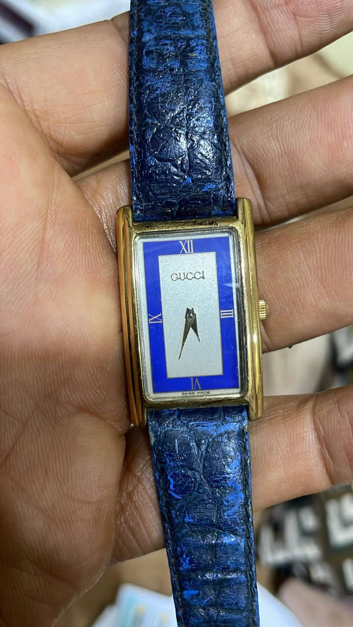ساعة يد ماركة Gucci تصميم مميز وانيق 
مينا مستطيلة الشكل مع علامات ساعه بأرقام لاتينية 
هيكل وابزيم من الفولاذ 
زجاج زفير 
سوار جلد باللون الازرق الداكن


**إذا كنت صاحب هذا الإعلان وتريد حذفه لأي سبب، رجاءا أرسل رسالة إلى الدعم الفني**