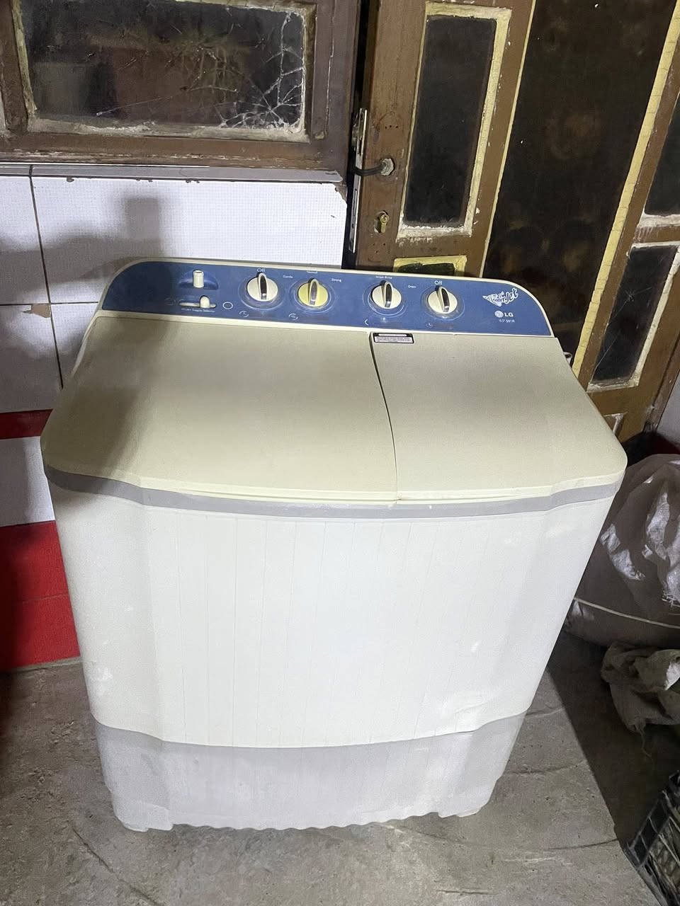 غساله LG نضيفه كلش وشغاله كلهة عل فحص سعر50 وبيهة مجال بسط للستفسار اتصل على ارقم ***********
