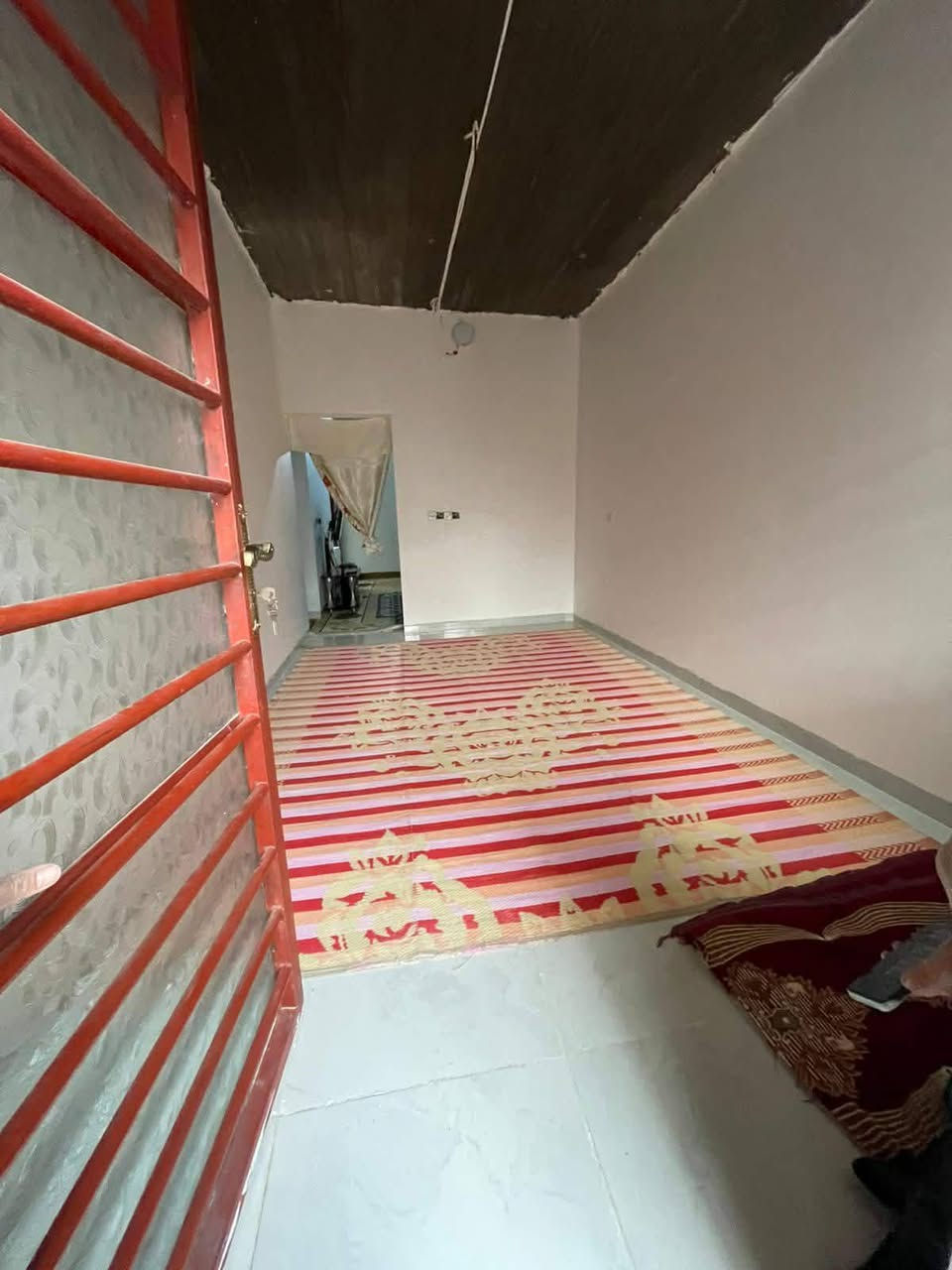 دار سكني كارت مساحه 100متر يحتوي على غرفة نوم وهول واستقبال ومطبخ وحمام وبيتونه كبيره وكراج خدمات كامله ماء كهرباء تبليط اتجاه القبله رصيف  ثلاثة أمتار السعر 48وبي مجال
***********
***********
