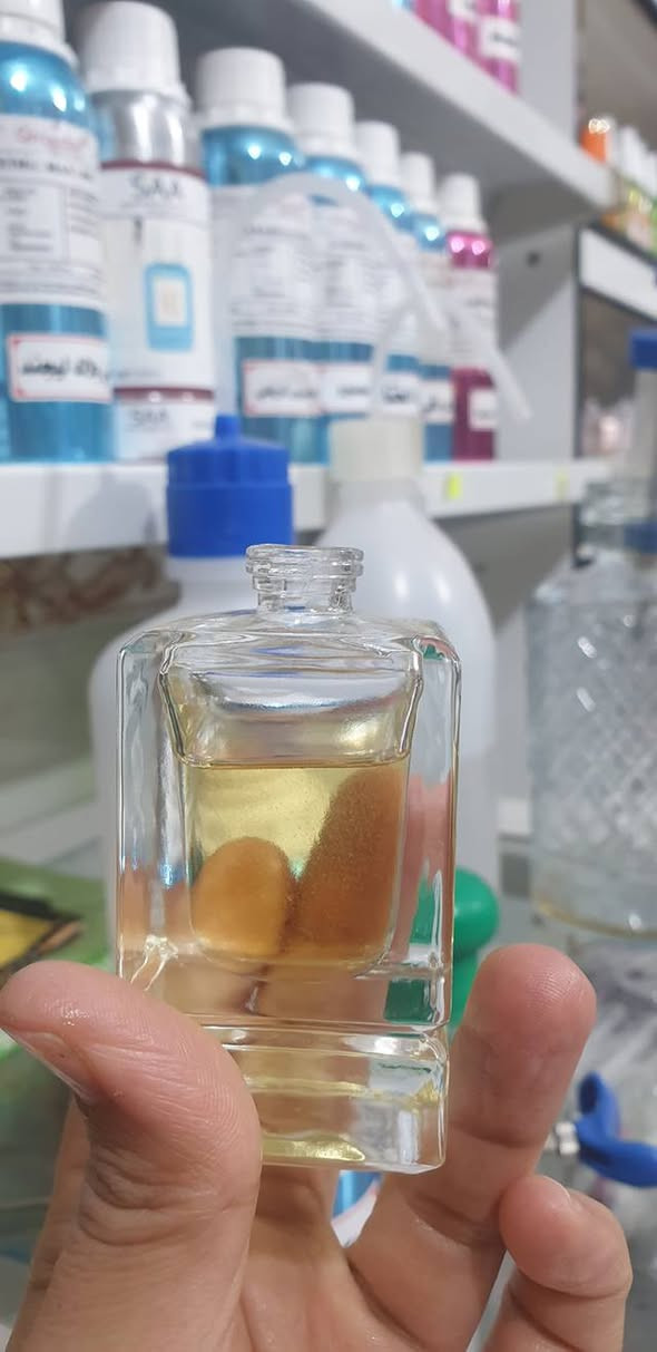 عطور (سويسري فرنسي) براند مطابق 99% والتركيز تلث ارباع مثل ما موضح بالصوره الاولى ويه كل عطر يجي تيستر ٥ مل هديه من اختياركم
 اذا مو فوحان وثبات يرجع بيد المندوب واسعار ما تلكون منهه بالسوك كله يشهد الله
شوفو الصور وبعد اكو هواي انواع 

للحجز المراسله على الخاص او على الرقم *********** واتساب
