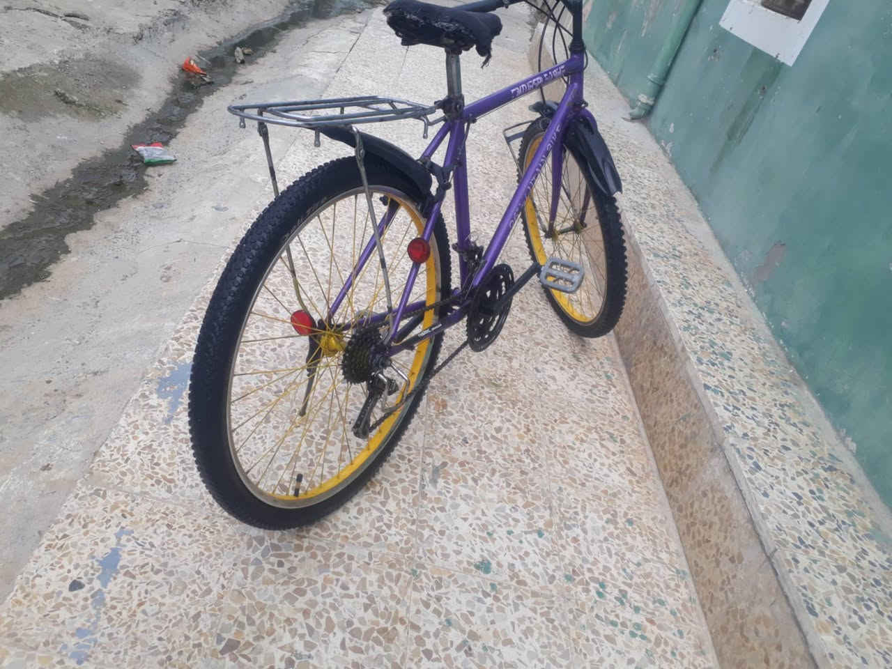 بسكل للبيع جبلي حجم 26نضيف كلشي شغال كير الورى 6نمره كير الكدام3نمره اصطابات شغاله صناعه تايلانديه شرط السعر 55الف بي مجال بسيط شراي يجي خاص


**إذا كنت صاحب هذا الإعلان وتريد حذفه لأي سبب، رجاءا أرسل رسالة إلى الدعم الفني**