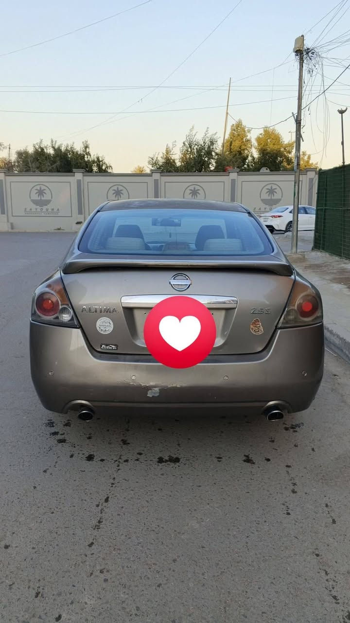 السلام عليكم سياره نيسان التيما للبيع موديل ٢٠٠٩ وارد امريكي بني غير محدد حادثها جاملغ خلفي ايمن السياره بيها مكانات صبغ سياره نضيفه تبريد ثلج تخم تاير جديد باتري جديد سياره نضيفه مابيها نقص السعر ٧٥ ورقه  وبيها مجال للطيبين العنوان بغداد زيونه للاستفسار الاتصال ***********
