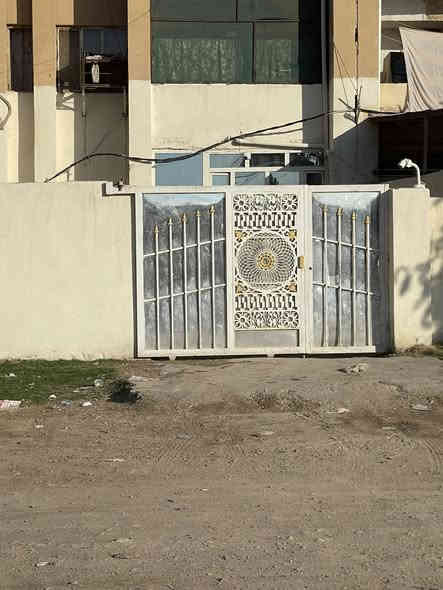 لسلام عليكم للبيع شقة طابو صرف (موقع مميز )جدا تعتبر بيت سند مستقل المساحه ١٠٢ م الشقه مترممه حديث ماء مجاري كهربائيات كله حديث تحويرات ارضيه بورسلين غرفتين نوم وستقبال  ومطبخ وصحيات كله درجه اولى 
بيها كراج كلش جبير وبيها  سندويج راح ينشال 
وذا المشتري يحب يشتري يستثمر ياجر المشتمل السندويج وذا يحب يسوي مكانه حديقه عنوان ابوغريب مجمع عمارات الالبان رقم عماره١٤ 
استفسار هاتف***********
