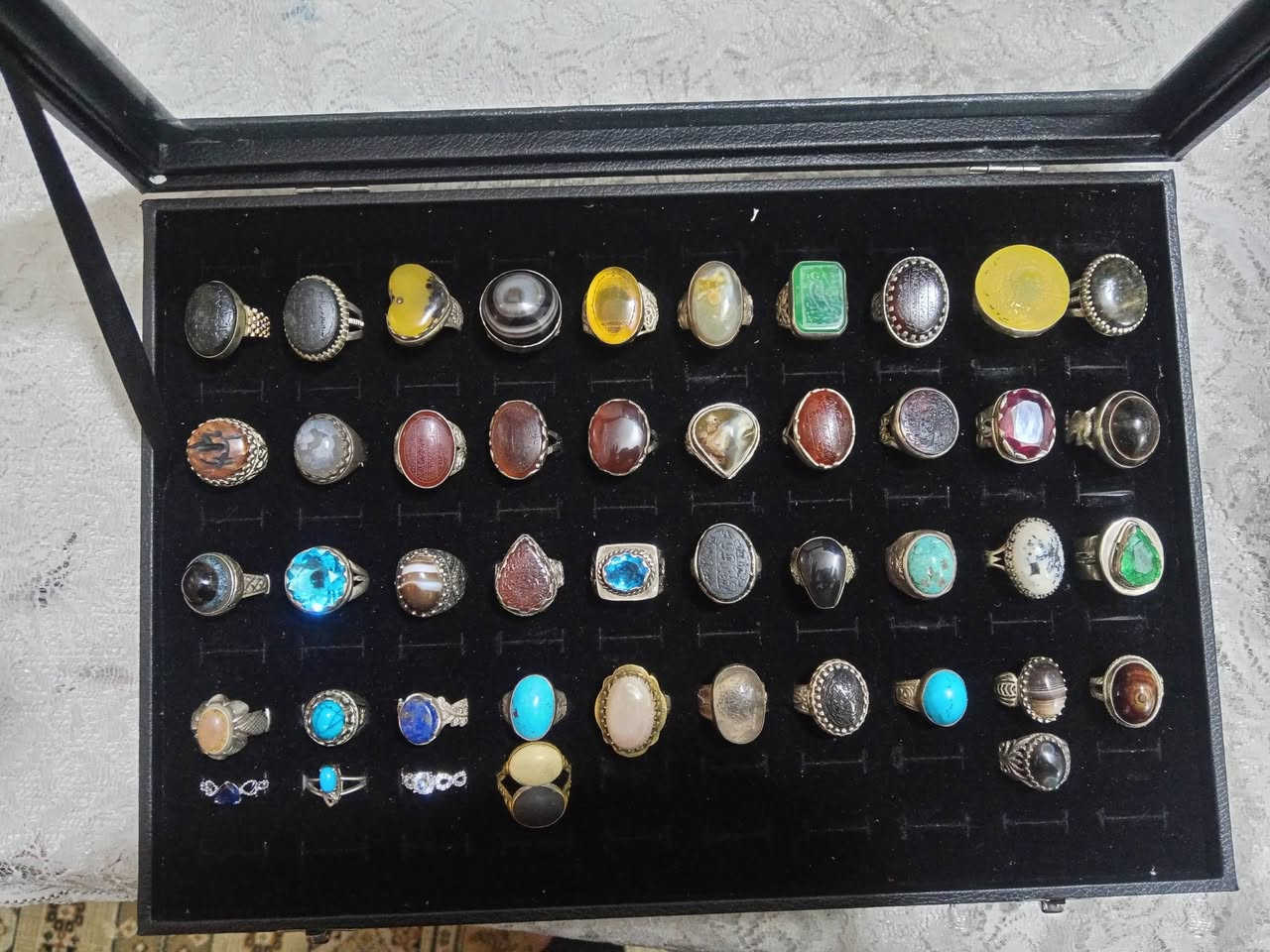 السلام عليكم محابس فضة ٩٢٥ كلهن حجار قديم ومرتب *********** بغداد حي التراث قرب تقاطع درويش
