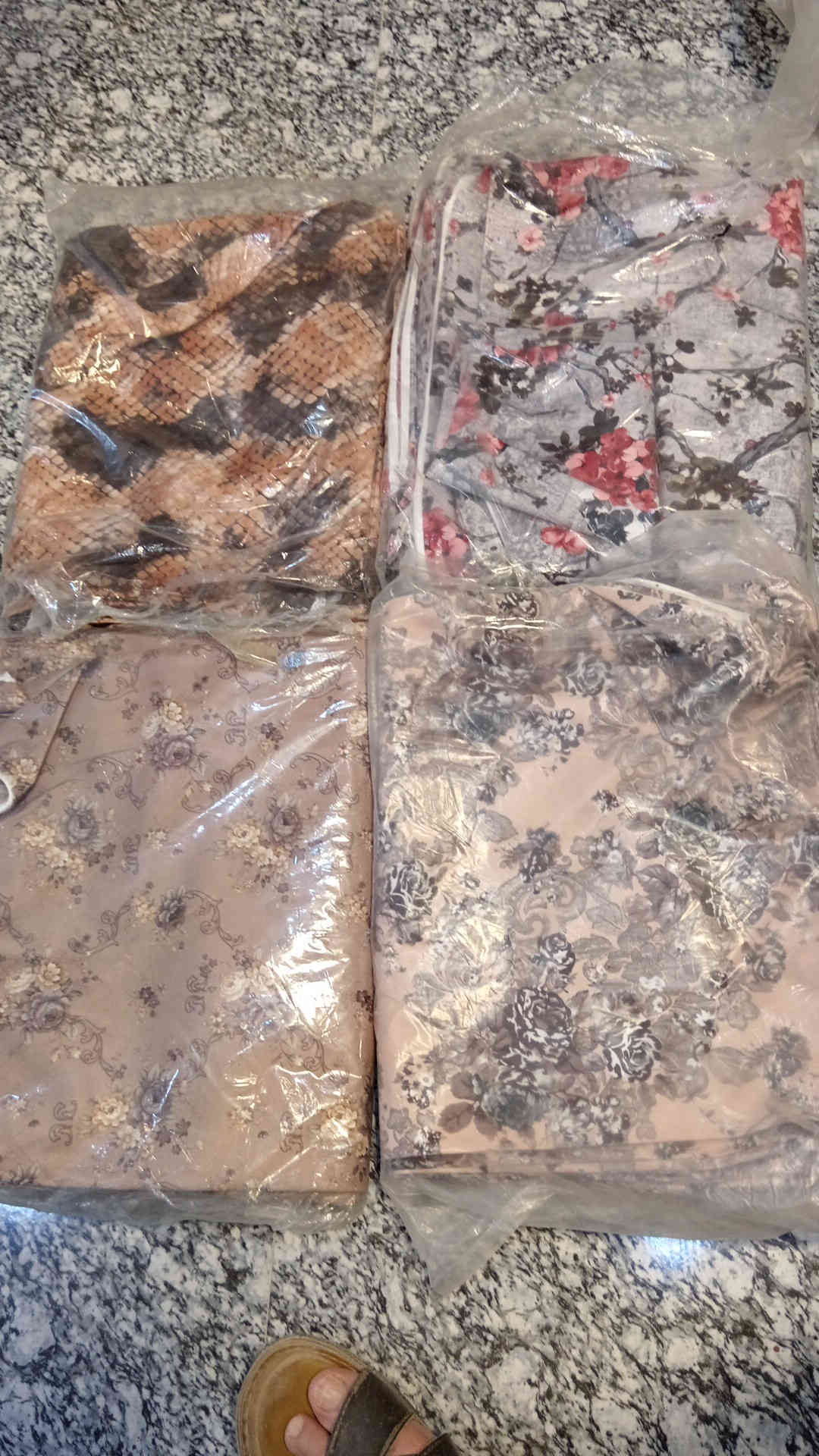 توفرت وجوه مخاد قديفة صيفية بكل الالوان الزاهية سعر الدرزن ب12 الف البيع جملة ومفرد تكريت الديوم مجاور افران العايد محل مفروشات مروان للححز خاص اواتساب ***********
