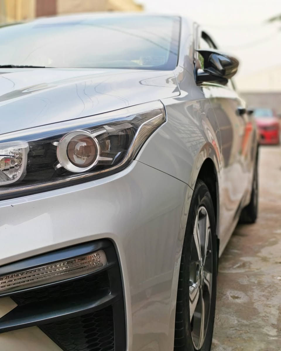 سلام عليكم سيراتو موديل ٢٠ خليجي ماشيه ٨١  بيها تكحيل قليل جاملغ خلفي  وشويه بدوسه مواصفات محرك ١٦٠٠ فتحه داخل لونين تبريد قطعتين اشاير باالمري مري شفط ويل كب ارضيه مغلفه جلد مكانها بغداد دوره السعر ١٥٧ موبايل ***********
