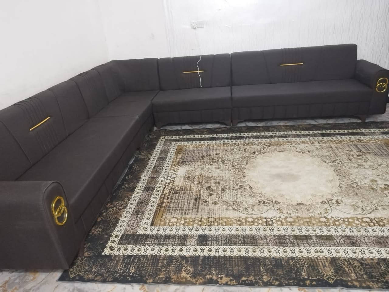 ديوان ٢٠ مقعد.  تفصال. جديد غير مستخدم السعر ٦٩٠ نهايته. 

 المكان ابو. غريب الناحييه موجود توصيل 

***********
