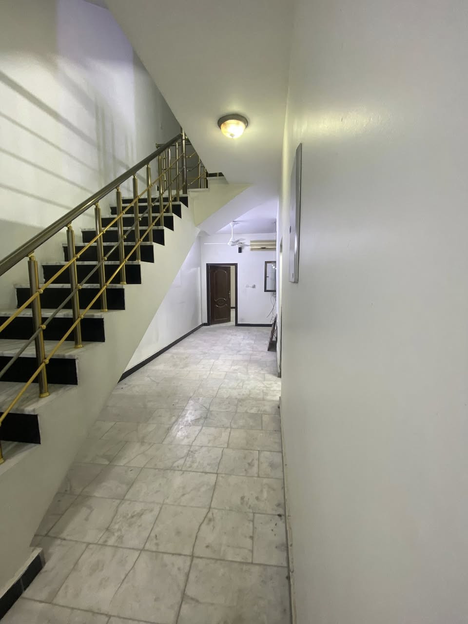 تحية طيبة
دار 🏠 مميز للإيجار 

المساحة / 110 م

العنوان / الكرادة الشرقية - قرب كنيسة مار يوسف 

المحتويات 

الطابق الأرضي / الدار مدخلين - طرمة - صالة - مطبخ - حولي - غرفة نوم - حمام 

الطابق الثاني / حولي - غرفتين نوم - حمام كبير -بيتونة كبيرة تصلح مخزن  

للاستفسار عن السعر وباقي التفاصيل يرجى الاتصال على الأرقام التالية 

***********

***********

العادل للاستثمار والتطوير العقاري
