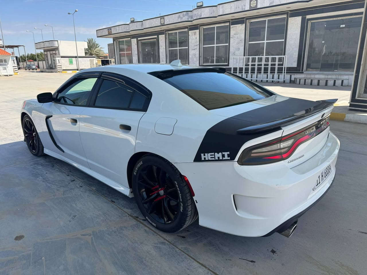 السلام عليكم جارجر ٢٠١٧ 5.7V فووول مواصفات حادثها سرقه كفالة كير مكينة  صدر تخم تاير  شرط مكينة مامفتوحه السيارة ليبل واحد والسيارة على حالة الشركة وترايك وين ماتريد حتى ايرباكاتها سليمة لان سرقة مو حادث السونار موجود بالصور للاستفسار ***********
